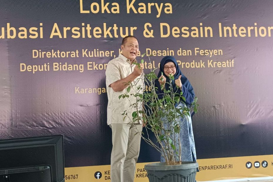 Prosesi pemetikan daun teh pada acara Lokakarya Inkubasi Arsitektur dan Interior di Pendhopo Rumah Dinas Bupati Karanganyar (foto: Arga)